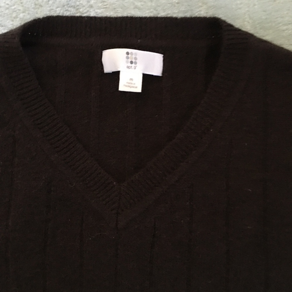 Classic  men’s Vneck sweater. - Picture 2 of 5